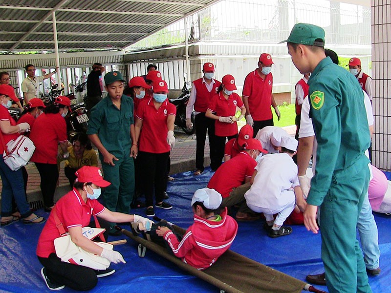 'Giải thoát' 4.000 công nhân trong buổi cháy giả - ảnh 3
